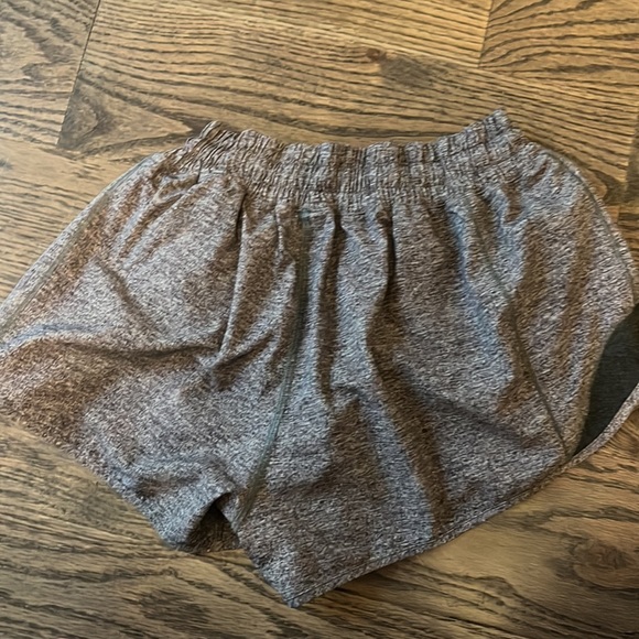 Lululemon hotty hot shorts 2.5 inch size 8 - Tag is missing - Picture 2 of 3